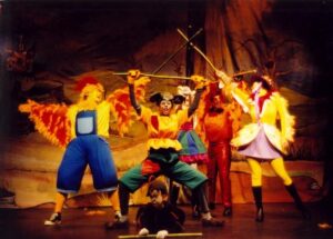 Imagen de Las siete puntas de la corona del rey Tragamás en una puesta en escena del grupo Ensamble Teatral. Venezuela, 2002-2003
